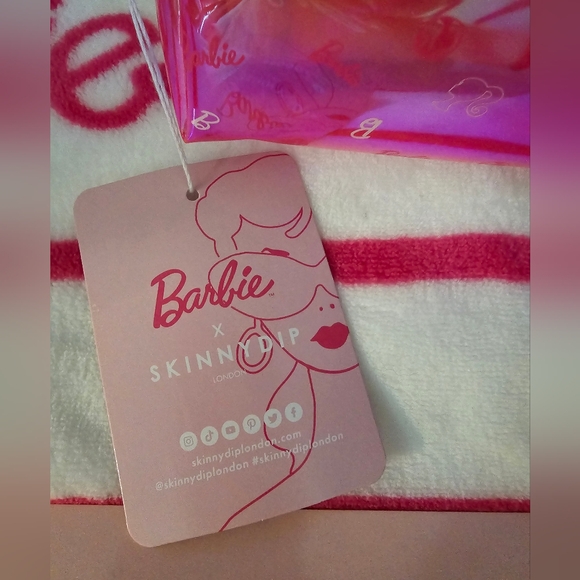 Barbie Bundle! Oversized throw and cosmetic bag! NWT! - Picture 13 of 14